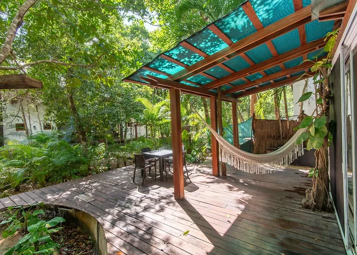Private Jungle With Full Kitchen & Pool Access *